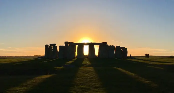 Stonehenge in untergehender Sonne