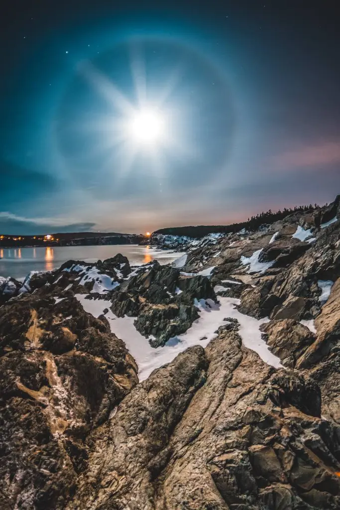 Mond mit Halo am Meer