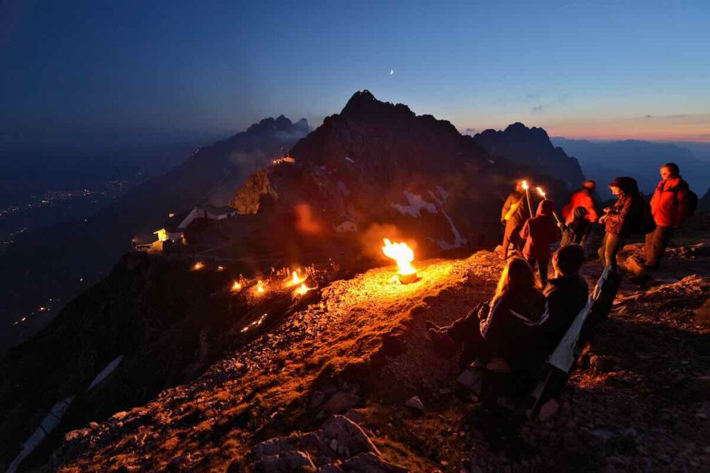 Traditionelle Sommer-Sonnwend-Feier auf dem Grat der Nordkette bei Innsbruck
Foto: Robbie Shone / Alamy Stock Foto